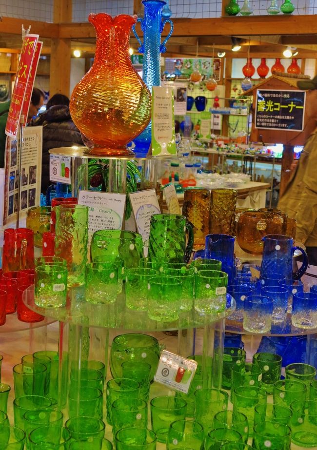 琉球ガラスは、沖縄県の沖縄本島を中心に生産される、吹きガラスなどのホットワーク作業のガラス工芸品である。<br />この琉球ガラス」は、太平洋戦争後の資源難のため、アメリカ軍基地で捨てられたコーラやビールの空き瓶を溶かして再生したことから始まる品である。<br />戦後において、雑多な瓶を溶かして再生したことから、厚手の赤色や緑色などの多彩な色合いとなり、再生の過程で混入する気泡と相まって独特の味わいをもつガラス製品となった。その手作り感と泡盛と合う涼しげなガラス器ということで「琉球ガラス」として人気が出た。<br /><br />現在は、いわゆる沖縄ブームもあってメーカーや工房も増え、それぞれが腕を競い合い、廃瓶だけではなく新規にガラスの溶解からの制作も始められている。 新たな材料や手法なども取り入れて、表現方法も芸術的な作品から贈答品向けまで多彩になりつつあり、琉球ガラスの職人が「現代の名工」に選出されるなど、沖縄の伝統工芸や地域ブランドとして認知度を高めている。<br />（フリー百科事典『ウィキペディア（Wikipedia）』より引用）<br /><br />森のガラス館については・・<br />http://www.morinogarasukan.co.jp/<br /><br />3日目	【1月31日(木)】 <br />ホテル（8：30発）＝＝○慶佐次湾のヒルギ林（約30分）＝＝○辺戸岬（約30分）＝＝◎大石林山（約40分）＝＝○茅打バンタ（約10分○＝＝ゴーヤーハウス(自由昼食) ＝＝森のガラス館（お買い物・約30分）＝＝○古宇利島（約20分）＝＝△古宇利大橋＞＝＝△屋我地島＝＝○万座毛（約20分）＝＝恩納村〈泊〉（18：00着）　　［バス走行距離：約193km］	<br />（【宿泊先：リザンシーパークホテル谷茶ベイ】<br />