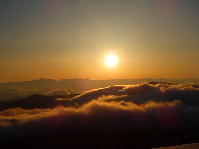 群馬県と長野県にまたがる標高2354mの四阿山（あずまやさん）へ行ってきました。<br /><br />平日と言うこともあって、誰とも会わなかったこの日。山を贅沢に貸切っての雪山登山でした。<br /><br />スノーシューが欠かせないほどのフカフカな雪で、山の上の樹氷がとても綺麗でした。そして、それ以上に印象的だったのが雪原から見た夕焼け。雲海の彼方に浮かぶ北アルプスが見事でした。<br /><br />ブログの方に写真をたくさん載せているので、よければどうぞ～<br /><br />▼ブログ<br />http://bluesky.rash.jp/blog/hiking/azumayasan.html