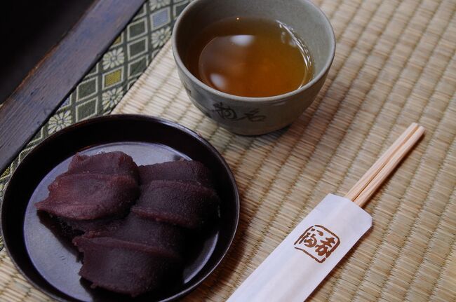 旅の最終日はお伊勢参り。<br /><br />伊勢神宮は、これまであまり興味の無いところだった。<br />しかも、今年は式年遷宮ということで混むのは予想できたのだが、なぜだか急に訪れたくなってしまい、今回寄ってみることにした。<br /><br />参拝は、伊勢神宮外宮から伊勢神宮内宮へと回るシンプルなコース。<br />外宮では、正宮と別宮(多賀宮・土宮・風宮)、内宮でも正宮と別宮(荒祭宮・風日祈宮)のすべてに参拝。<br />外宮は思ったよりも空いていたが、内宮はすごい人の数。<br />もっと荘厳な感じがするのかと思っていたが、思ったよりも普通だった。<br />宇治橋から見た五十鈴川もそれほどきれいではなかったし。<br /><br />おはらい町へも行ってみたが、人が多くて。。。<br />参拝に時間が取られたこともあり、名物の伊勢うどんと赤福餅を食べて退散。<br />結局、おかげ横丁へは行かれなかった。<br /><br />まあ、お伊勢参りも話の種ということで。