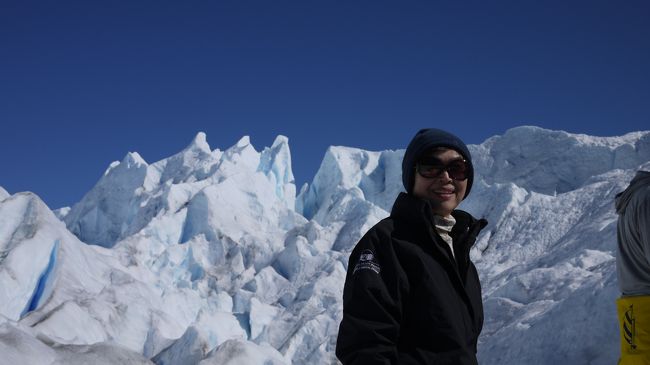 学生さんの卒業旅行に対抗して、定年記念旅行に、ファーストクラスで世界一周旅行に出かけました。<br />今回は旅行の途中で、アルゼンチンのペリトモレノ氷河のトレッキング体験の報告を致します。<br /><br />カラファテという、感じが夏の軽井沢に似たさわやかな街から約1時間ほどでペリトモレノ氷河に着きます。<br /><br />ほりの深い、イケメンのガイドのサポートを受けて歩くペリトモレノ氷河は、私達初心者も安心して楽しめました。真っ青な空の下真っ白な雪の割れ目から見えるショッキングブルーの氷水の美しさに圧倒されました。<br /><br />又、トレッキングの終わりには、ペリトモレノ氷河のオンザロックが待っています。こんなおいしい水割りが楽しめるのはここだけでしょう。<br /><br />船で、氷河側に渡り、アイゼンをつけてもらって、サアー出発!<br /><br />なお、当日の防寒コート・防寒ズボン・フード・フリーズシャツ・防寒靴は一部、前の日にカラファテで借りました。世界一周旅行の途中なので、日本からわざわざ持っていかなくてもすみます。助かりました。<br />なお、世界一周の詳細については、↓にもまとめてあります。<br /><br />http://tnplan.net/T3-6-Travel.html<br /><br />日本から見る、地球の反対側にある世界遺産のここは、遠かったけど、行く価値は大ありです。<br /><br />ツアーで行くと、氷河の展望台(ここだけでもすごいけど。。。)から氷河の崩壊を楽しむだけのコースが多いけど、是非ペリトモレノ氷河に行ったら、氷河トレッキングも体験してください。感動百倍です。<br /><br />