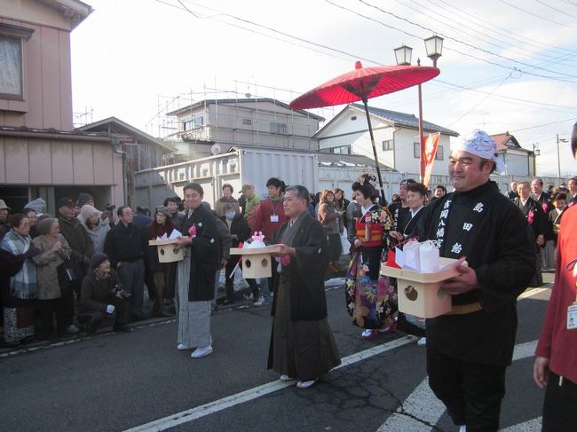 「B級でマイナー」というと失礼かもしれませんが、<br /><br />あまり一般的にメジャーではない観光地も全国にはたくさんあります。<br /><br />今回は、宮城県黒川郡大和町の「島田飴まつり」をご紹介します。<br /><br /><br />★「B級でマイナーな観光地」シリーズ<br /><br />荒川ロックゲート(東京)<br />http://4travel.jp/travelogue/10438358<br />鮮魚列車&日本一短い商店街(大阪)<br />http://4travel.jp/travelogue/10420078<br />鹿嶋まつり&鹿島臨海鉄道鹿島臨港線(茨城)<br />http://4travel.jp/travelogue/10623562<br />鳴海球場跡(愛知)<br />http://4travel.jp/travelogue/10416547<br />西寺跡(京都)<br />http://4travel.jp/travelogue/10467065<br />「戸(へ)」のつく街めぐり(青森&岩手)<br />https://ssl.4travel.jp/tcs/t/editalbum/<br />関西電力黒部専用鉄道“上部軌道”(富山)<br />http://4travel.jp/travelogue/10535489<br />嘉穂劇場(福岡)<br />http://4travel.jp/travelogue/10536327<br />遊楽部川の鮭の遡上(北海道)<br />http://4travel.jp/travelogue/10555940<br />石見神社&白鳥城(兵庫)<br />http://4travel.jp/travelogue/10421611<br />西武秩父線のローカル駅(埼玉)<br />http://4travel.jp/travelogue/10441164<br />深谷駅&さきたま古墳&あついぞ!熊谷(埼玉)<br />http://4travel.jp/travelogue/10439881<br />内之浦&宮之城&藺牟田池(鹿児島)<br />http://4travel.jp/travelogue/10470926<br />京都一条妖怪ストリート(京都)<br />http://4travel.jp/travelogue/10565267<br />町田リス園(東京)<br />http://4travel.jp/travelogue/10416970<br />靭(うつぼ)公園(大阪)<br />http://4travel.jp/travelogue/10420097<br />士幌線廃線跡(北海道)<br />http://4travel.jp/traveler/satorumo/album/10440854/<br />氷のトンネル(北海道)<br />http://4travel.jp/travelogue/10606410<br />日本最北のマクドナルド&地吹雪の抜海駅(北海道)<br />http://4travel.jp/travelogue/10431780<br />“ののちゃん”と“タブチくん”のふるさと・玉野(岡山)<br />http://4travel.jp/travelogue/10563273<br />立山砂防軌道&立山カルデラ(富山)<br />http://4travel.jp/travelogue/10533323<br />日本一の長寿村&塩川&喜屋武岬(沖縄)<br />http://4travel.jp/travelogue/10470372<br />伊勢崎西部公園(群馬)<br />http://4travel.jp/traveler/satorumo/album/10723218<br />長浜大橋(愛媛)<br />http://4travel.jp/travelogue/10450812<br />くりはら田園鉄道乗車会(宮城)<br />http://4travel.jp/travelogue/10620825<br />塩田津&八本木宿&浜金屋&筑後川昇開橋(佐賀)<br />http://4travel.jp/travelogue/10468519<br />モエレ沼公園&宮島沼&777段ズリ山階段(北海道)<br />http://4travel.jp/travelogue/10462083<br />河童の里(福岡)<br />http://4travel.jp/travelogue/10478346<br />有田川町鉄道公園(和歌山)<br />http://4travel.jp/travelogue/10606420<br />小さい鳥居と愛野駅(長崎)<br />http://4travel.jp/travelogue/10520959<br />日本列島公園(愛知)<br />http://4travel.jp/travelogue/10472030<br />エキスポカフェ(大阪)<br />http://4travel.jp/traveler/satorumo/album/10561367/<br />吉野家ひめゆり通り店(沖縄)<br />http://4travel.jp/traveler/satorumo/album/10474837/<br />深泥池(京都)<br />http://4travel.jp/traveler/satorumo/album/10482981/<br />おっぱい観音&ち○こ神社&ま○こ神社(愛知)<br />http://4travel.jp/traveler/satorumo/album/10467364/<br />おっぱい神社&石のかざぐるま(岡山)<br />http://4travel.jp/traveler/satorumo/album/10467364/<br />赤川仮橋(大阪)<br />http://4travel.jp/traveler/satorumo/album/10465150/<br />立体交差する川&日本最古の油田跡(新潟)<br />http://4travel.jp/traveler/satorumo/album/10431152/<br />松尾鉱山跡(岩手)<br />http://4travel.jp/traveler/satorumo/album/10468179/<br />炭鉱の島・池島(長崎)<br />http://4travel.jp/traveler/satorumo/album/10471632/<br />アンモナイト&トロッコ(北海道)<br />http://4travel.jp/traveler/satorumo/album/10486376/ <br />スウェーデンヒルズ(北海道)<br />http://4travel.jp/traveler/satorumo/album/10487107/<br />白石川白鳥飛来地(宮城)<br />http://4travel.jp/traveler/satorumo/album/10518997/<br />沖縄県人の街(大阪市大正区)<br />http://4travel.jp/traveler/satorumo/album/10524096/ <br />桃太郎神社(愛知)<br />http://4travel.jp/traveler/satorumo/album/10532980/ <br />県下唯一の村・大衡村(宮城)<br />http://4travel.jp/traveler/satorumo/album/10562157/<br />東急東横線の廃線跡めぐり(神奈川)<br />http://4travel.jp/traveler/satorumo/album/10636836/<br />http://4travel.jp/traveler/satorumo/album/10645445<br />珈琲園ぶらじる(東京)<br />http://4travel.jp/traveler/satorumo/album/10683513/<br />鉄道ファンの聖地“ナイアガラ”(東京)<br />http://4travel.jp/traveler/satorumo/album/10697557/<br />http://4travel.jp/travelogue/10971520<br />大和駐屯地56周年記念行事(宮城)<br />http://4travel.jp/traveler/satorumo/album/10717128/<br />大和町の祭り「島田飴まつり」(宮城)<br />http://4travel.jp/traveler/satorumo/album/10754350/<br />http://4travel.jp/traveler/satorumo/album/10637868/ <br />“まほろば”の街・大和町(宮城)<br />http://4travel.jp/traveler/satorumo/album/10576613/<br />大和町の祭り「輪くぐり」(宮城)<br />http://4travel.jp/traveler/satorumo/album/10589009/<br />大和町の祭り「やぶさめ」(宮城)<br />http://4travel.jp/traveler/satorumo/album/10613094<br />スリランカセンター(宮城)<br />http://4travel.jp/traveler/satorumo/album/10787912/<br />奥羽本線スイッチバック跡「大沢駅&峠駅&板谷駅」(山形)<br />http://4travel.jp/traveler/satorumo/album/10794623/<br />奥羽本線スイッチバック跡「赤岩駅」(福島)<br />http://4travel.jp/traveler/satorumo/album/10797881<br />あくねツーリングSTAYtion(鹿児島)<br />http://4travel.jp/traveler/satorumo/album/10827924/<br />ブルートレインたらぎ(熊本)<br />http://4travel.jp/traveler/satorumo/album/10835575<br />多磨霊園(東京)<br />http://4travel.jp/travelogue/10857817<br />薬師公園(岩手)<br />http://4travel.jp/travelogue/10892441<br />JICA地球ひろばでネパール料理(東京)<br />http://4travel.jp/travelogue/10899446<br />鶴亀屋食堂(青森)<br />http://4travel.jp/travelogue/10922752<br />高輪橋架動橋(東京)<br />http://4travel.jp/travelogue/10944478<br />山道国道(福島)<br />http://4travel.jp/travelogue/10437982<br />日本一短い川「ぶつぶつ川」(和歌山)<br />http://4travel.jp/traveler/satorumo/album/10415707/<br />日本一寒い街「美深」(北海道)<br />http://4travel.jp/travelogue/10432285<br />宇宙村(東京)<br />http://4travel.jp/travelogue/11020775<br />讃岐うどん 條辺(埼玉)<br />http://4travel.jp/travelogue/10860967<br />京都激辛商店街(京都)<br />http://4travel.jp/travelogue/11047202<br />神田一安い居酒ヤ「とうきょう」(東京)<br />http://4travel.jp/travelogue/11053874<br />東急東横線の廃線跡めぐり(東京)<br />http://4travel.jp/travelogue/10899445<br />小田急小田原線の廃線跡めぐり(東京)<br />http://4travel.jp/travelogue/10912625<br />東京大仏&植村冒険館&水車公園&竹の子公園(東京)<br />http://4travel.jp/travelogue/11069939<br />北見ハッカ記念館&JR金華駅(北海道)<br />http://4travel.jp/travelogue/11072666<br />ほたるの里童謡公園(長野)<br />http://4travel.jp/travelogue/11080024<br />日本一低い山“日和山”(宮城) <br />http://4travel.jp/travelogue/11084412<br />エコポリスセンター&熱帯環境植物館&リサイクルプラザ(東京)<br />http://4travel.jp/travelogue/11085240<br />日本で海岸線から一番遠い地点(長野)<br />http://4travel.jp/travelogue/11096788<br />すぎなみ知る区ロード(東京)<br />http://4travel.jp/travelogue/11105158<br />東峰神社(千葉)<br />http://4travel.jp/travelogue/11112662<br />すなば珈琲(鳥取)<br />http://4travel.jp/travelogue/11124525<br />