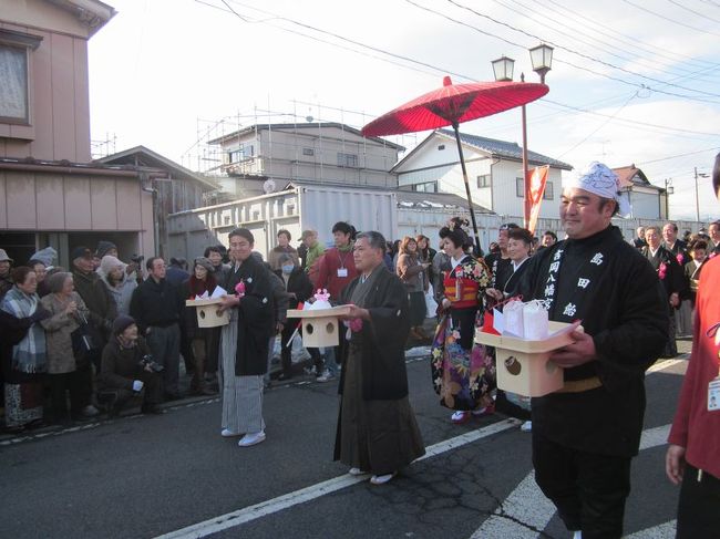 「Ｂ級でマイナー」というと失礼かもしれませんが、<br /><br />あまり一般的にメジャーではない観光地も全国にはたくさんあります。<br /><br />今回は、宮城県黒川郡大和町の「島田飴まつり」をご紹介します。<br /><br /><br />★「Ｂ級でマイナーな観光地」シリーズ<br /><br />荒川ロックゲート（東京）<br />http://4travel.jp/travelogue/10438358<br />鮮魚列車＆日本一短い商店街(大阪)<br />http://4travel.jp/travelogue/10420078<br />鹿嶋まつり＆鹿島臨海鉄道鹿島臨港線（茨城）<br />http://4travel.jp/travelogue/10623562<br />鳴海球場跡（愛知）<br />http://4travel.jp/travelogue/10416547<br />西寺跡（京都）<br />http://4travel.jp/travelogue/10467065<br />「戸（へ）」のつく街めぐり(青森＆岩手)<br />https://ssl.4travel.jp/tcs/t/editalbum/<br />関西電力黒部専用鉄道“上部軌道”（富山）<br />http://4travel.jp/travelogue/10535489<br />嘉穂劇場(福岡)<br />http://4travel.jp/travelogue/10536327<br />遊楽部川の鮭の遡上（北海道）<br />http://4travel.jp/travelogue/10555940<br />石見神社＆白鳥城（兵庫）<br />http://4travel.jp/travelogue/10421611<br />西武秩父線のローカル駅（埼玉）<br />http://4travel.jp/travelogue/10441164<br />深谷駅＆さきたま古墳＆あついぞ！熊谷（埼玉）<br />http://4travel.jp/travelogue/10439881<br />内之浦＆宮之城＆藺牟田池(鹿児島)<br />http://4travel.jp/travelogue/10470926<br />京都一条妖怪ストリート(京都)<br />http://4travel.jp/travelogue/10565267<br />町田リス園(東京)<br />http://4travel.jp/travelogue/10416970<br />靭(うつぼ）公園(大阪)<br />http://4travel.jp/travelogue/10420097<br />士幌線廃線跡(北海道)<br />http://4travel.jp/traveler/satorumo/album/10440854/<br />氷のトンネル（北海道)<br />http://4travel.jp/travelogue/10606410<br />日本最北のマクドナルド＆地吹雪の抜海駅(北海道)<br />http://4travel.jp/travelogue/10431780<br />“ののちゃん”と“タブチくん”のふるさと・玉野(岡山)<br />http://4travel.jp/travelogue/10563273<br />立山砂防軌道＆立山カルデラ(富山)<br />http://4travel.jp/travelogue/10533323<br />日本一の長寿村＆塩川＆喜屋武岬（沖縄)<br />http://4travel.jp/travelogue/10470372<br />伊勢崎西部公園(群馬)<br />http://4travel.jp/traveler/satorumo/album/10723218<br />長浜大橋(愛媛)<br />http://4travel.jp/travelogue/10450812<br />くりはら田園鉄道乗車会(宮城)<br />http://4travel.jp/travelogue/10620825<br />塩田津＆八本木宿＆浜金屋＆筑後川昇開橋（佐賀)<br />http://4travel.jp/travelogue/10468519<br />モエレ沼公園＆宮島沼＆777段ズリ山階段（北海道)<br />http://4travel.jp/travelogue/10462083<br />河童の里(福岡)<br />http://4travel.jp/travelogue/10478346<br />有田川町鉄道公園(和歌山)<br />http://4travel.jp/travelogue/10606420<br />小さい鳥居と愛野駅（長崎）<br />http://4travel.jp/travelogue/10520959<br />日本列島公園（愛知）<br />http://4travel.jp/travelogue/10472030<br />エキスポカフェ（大阪）<br />http://4travel.jp/traveler/satorumo/album/10561367/<br />吉野家ひめゆり通り店(沖縄)<br />http://4travel.jp/traveler/satorumo/album/10474837/<br />深泥池(京都)<br />http://4travel.jp/traveler/satorumo/album/10482981/<br />おっぱい観音＆ち○こ神社＆ま○こ神社(愛知)<br />http://4travel.jp/traveler/satorumo/album/10467364/<br />おっぱい神社＆石のかざぐるま（岡山)<br />http://4travel.jp/traveler/satorumo/album/10467364/<br />赤川仮橋(大阪)<br />http://4travel.jp/traveler/satorumo/album/10465150/<br />立体交差する川＆日本最古の油田跡(新潟)<br />http://4travel.jp/traveler/satorumo/album/10431152/<br />松尾鉱山跡（岩手)<br />http://4travel.jp/traveler/satorumo/album/10468179/<br />炭鉱の島・池島（長崎)<br />http://4travel.jp/traveler/satorumo/album/10471632/<br />アンモナイト＆トロッコ（北海道)<br />http://4travel.jp/traveler/satorumo/album/10486376/ <br />スウェーデンヒルズ(北海道)<br />http://4travel.jp/traveler/satorumo/album/10487107/<br />白石川白鳥飛来地（宮城）<br />http://4travel.jp/traveler/satorumo/album/10518997/<br />沖縄県人の街(大阪市大正区)<br />http://4travel.jp/traveler/satorumo/album/10524096/ <br />桃太郎神社(愛知)<br />http://4travel.jp/traveler/satorumo/album/10532980/ <br />県下唯一の村・大衡村(宮城)<br />http://4travel.jp/traveler/satorumo/album/10562157/<br />東急東横線の廃線跡めぐり(神奈川)<br />http://4travel.jp/traveler/satorumo/album/10636836/<br />http://4travel.jp/traveler/satorumo/album/10645445<br />珈琲園ぶらじる(東京)<br />http://4travel.jp/traveler/satorumo/album/10683513/<br />鉄道ファンの聖地“ナイアガラ”(東京)<br />http://4travel.jp/traveler/satorumo/album/10697557/<br />http://4travel.jp/travelogue/10971520<br />大和駐屯地56周年記念行事（宮城)<br />http://4travel.jp/traveler/satorumo/album/10717128/<br />大和町の祭り「島田飴まつり」（宮城）<br />http://4travel.jp/traveler/satorumo/album/10754350/<br />http://4travel.jp/traveler/satorumo/album/10637868/ <br />“まほろば”の街・大和町(宮城)<br />http://4travel.jp/traveler/satorumo/album/10576613/<br />大和町の祭り「輪くぐり」(宮城)<br />http://4travel.jp/traveler/satorumo/album/10589009/<br />大和町の祭り「やぶさめ」（宮城）<br />http://4travel.jp/traveler/satorumo/album/10613094<br />スリランカセンター（宮城）<br />http://4travel.jp/traveler/satorumo/album/10787912/<br />奥羽本線スイッチバック跡「大沢駅＆峠駅＆板谷駅」（山形）<br />http://4travel.jp/traveler/satorumo/album/10794623/<br />奥羽本線スイッチバック跡「赤岩駅」（福島）<br />http://4travel.jp/traveler/satorumo/album/10797881<br />あくねツーリングSTAYtion（鹿児島)<br />http://4travel.jp/traveler/satorumo/album/10827924/<br />ブルートレインたらぎ（熊本）<br />http://4travel.jp/traveler/satorumo/album/10835575<br />多磨霊園(東京)<br />http://4travel.jp/travelogue/10857817<br />薬師公園（岩手）<br />http://4travel.jp/travelogue/10892441<br />JICA地球ひろばでネパール料理(東京)<br />http://4travel.jp/travelogue/10899446<br />鶴亀屋食堂(青森)<br />http://4travel.jp/travelogue/10922752<br />高輪橋架動橋（東京）<br />http://4travel.jp/travelogue/10944478<br />山道国道(福島)<br />http://4travel.jp/travelogue/10437982<br />日本一短い川「ぶつぶつ川」（和歌山）<br />http://4travel.jp/traveler/satorumo/album/10415707/<br />日本一寒い街「美深」(北海道)<br />http://4travel.jp/travelogue/10432285<br />宇宙村(東京)<br />http://4travel.jp/travelogue/11020775<br />讃岐うどん　條辺(埼玉)<br />http://4travel.jp/travelogue/10860967<br />京都激辛商店街(京都)<br />http://4travel.jp/travelogue/11047202<br />神田一安い居酒ヤ「とうきょう」(東京)<br />http://4travel.jp/travelogue/11053874<br />東急東横線の廃線跡めぐり(東京)<br />http://4travel.jp/travelogue/10899445<br />小田急小田原線の廃線跡めぐり(東京)<br />http://4travel.jp/travelogue/10912625<br />東京大仏＆植村冒険館＆水車公園＆竹の子公園(東京)<br />http://4travel.jp/travelogue/11069939<br />北見ハッカ記念館＆ＪＲ金華駅（北海道)<br />http://4travel.jp/travelogue/11072666<br />ほたるの里童謡公園(長野)<br />http://4travel.jp/travelogue/11080024<br />日本一低い山“日和山”(宮城)　　<br />http://4travel.jp/travelogue/11084412<br />エコポリスセンター＆熱帯環境植物館＆リサイクルプラザ(東京)<br />http://4travel.jp/travelogue/11085240<br />日本で海岸線から一番遠い地点(長野)<br />http://4travel.jp/travelogue/11096788<br />すぎなみ知る区ロード（東京)<br />http://4travel.jp/travelogue/11105158<br />東峰神社(千葉）<br />http://4travel.jp/travelogue/11112662<br />すなば珈琲(鳥取)<br />http://4travel.jp/travelogue/11124525<br />