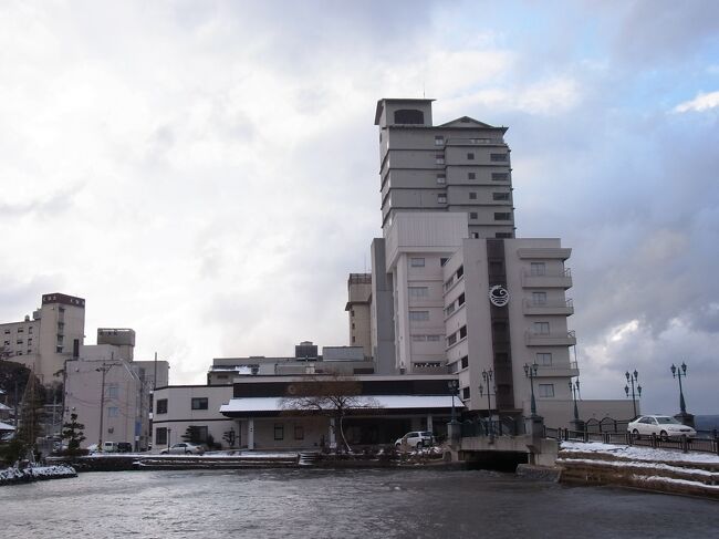 ２０１３年の冬に、北陸石川県の和倉温泉と金沢を観光しました。<br /><br />宿泊はともにあの加賀屋の系列の旅館を選びました。残念ながら加賀屋ではなかったんですが(笑)<br /><br />私としては初めての和倉温泉＆金沢観光だったんで、楽しみにしておりました。<br /><br />ただ、２週間前の東京旅行と同様、雪にやられるスタートでした。