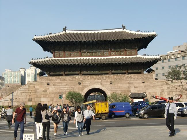 韓国2日目<br /><br />ホテルから歩いて南大門へぶらぶら行ってみた。<br />午後は明洞から電車に乗って東大門へショッピングに!<br />電車乗れるか心配だったけど何とか乗れた〜(笑)<br /><br />