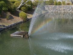 岩国　「白梅や噴水に立つ小さき虹」