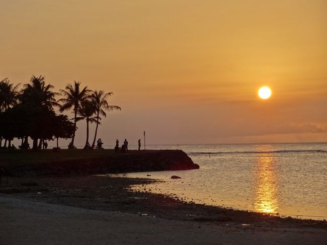 ☆～今年も年末年始はＨＡＷＡＩＩ～☆<br />憧れていたハワイで過ごす年末年始を<br />昨年初体験して、ちょこっと味を占めた我が家～☆トータル去年より<br />お得な旅費で年末年始のハワイを楽しんできました～(^^)v<br /><br />本当は、ドバイで過ごす年末年始を狙っていたけど…<br />泊まりたいホテルも満室・航空券も高く断念(+_+)<br />やっぱりハワイでと思った時には<br />大韓航空のチケットは今年は高く<br />迷走することに…(=o=;)<br />なんとか去年よりも遅れること１ヵ月で<br />アシアナ航空のチケットを無事にＧＥＴ(^o^;<br />6МのチケットをGETして安心してたら<br />更に安い１Мのチケットを発見！<br />手数料払っても安かったので、すかさず変更(ﾟ∀ﾟ)<br />去年より航空券が高くついたので<br />ホテルはランクを落とし大改装で閉鎖が決まっている<br />手頃な「シェラトンプリンセスカイウラニ」にする☆<br /><br />　≪　日　程　≫<br />―――１２月２９日(１日目)―――<br />成田１３：３０（ＯＺ１０３便）→ソウル１６：１０<br />～仁川空港で乗り継ぎ～<br />ソウル２０：００（ＯＺ２３２便）→ホノルル０９：２０<br />アラモアナ界隈でショッピング<br />―――１２月３０日(２日目)―――<br />ワードセンターでショッピング<br />マジックアイランドでサンセット<br />―――１２月３１日(３日目)―――<br />プールでまったり<br />カハラモール<br />カウントダウン花火<br />―――１月１日(４日目)―――<br />アラモアナでショッピング<br />プールでまったり<br />―――１月２日(５日目)―――　<br />プールでまったり<br />アラモアナでショッピング<br />―――１月３日(６日目)―――<br />ホノルル１１：２０（ＯＺ２３１便）→→ソウル１７：４０<br />―――１月４日（７日目）―――<br />～仁川空港で乗り継ぎ～<br />ソウル１８：２５（ＯＺ１０８便）→成田２０：３５<br /><br />◆ ホ テ ル ◆<br />『シェラトンプリンセスカイウラニ 』 <br />カテゴリー：タワーハイオーシャンビュー<br />*アップルワールド手配<br /><br />◆ 航空会社 ◆<br />アシアナ航空　　　Ｙクラス　<br />　　＜往路＞<br />　ＯＺ１０３便１３：３０（ＮＲＴ）→１６：１０（ＩＣＮ）<br />　ＯＺ２３２便２０：００（ＩＣＮ）→０９：２０（ＨＮＬ）<br />　　＜復路＞<br />　ＯＺ２３１便１１：２０（ＨＮＬ）→１７：４０（ＩＣＮ）<br />　ＯＺ１０８便１８：２５（ＩＣＮ）→２０：３５（ＮＲＴ）<br /><br />◆ 現地交通機関 ◆<br />空港 ～ ホテル間　: 往復タクシー<br />ピンクトロリーバス : ＪＣＢカードで無料<br />アロハトロリー : ドコモで無料<br />The Bus : ＄２．５０<br />◆ レート(１＄) ◆<br />マスターカード　105.890円～106.690円<br />ＪＣＢカード　　106.405円<br />ＶＩＳＡカード　107.006円～107.103円