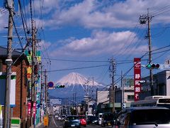 普通の市街地から富士山