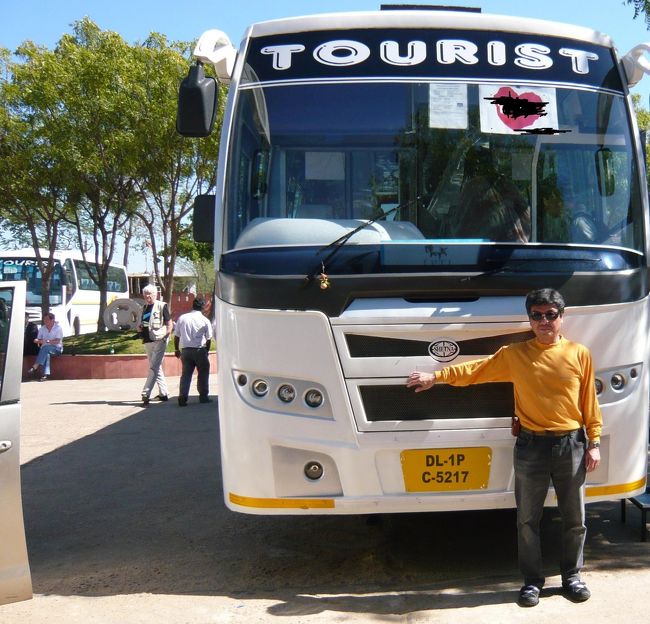 友人夫妻とインド旅行。<br />初日からトラブル読きのツアーでした。<br />○急 トラ○ッ○○のまる得インドでしたが<br />安物の銭失いの感が強い、旅でした。<br /><br />福岡→上海<br />上海→デリー→ジャイプール→アグラ→デリー<br />ツアー\131、000\一人部屋\31,000-<br />現地雑費&土産\20,000-