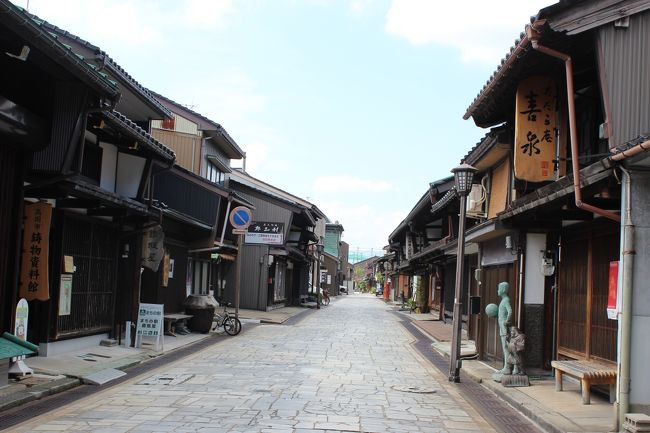 富山の旅二日目、まずは早朝散歩で高岡の町歩きへ。<br />魅力的な建物が続々登場の町並みに興奮！<br />朝食後は太閤園のプールへ行くという家族と半日別行動することにし、引き続き高岡の町並み散策。<br />高岡をたっぷり歩いて、自転車で走り回った後は小杉宿へ向かった。<br />左官の町、小杉宿では鏝絵が特徴的な建物などを見て、家族との待ち合わせの富山へ。<br />富山の薬屋で家族と落ち合い、最後に岩瀬へ立ち寄り、二日目の宿泊地金沢へ向かった。<br /><br />