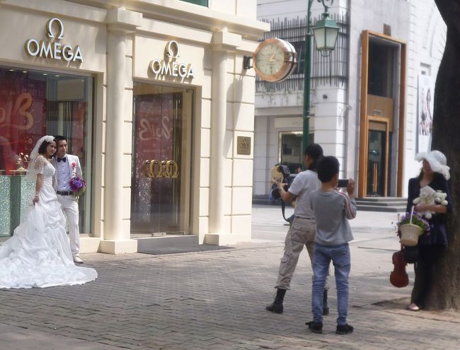 ベトナムの首都・ハノイの街並みです。ウエディング衣装姿で記念撮影するカップルが、大勢見られました。習慣の違いですね。