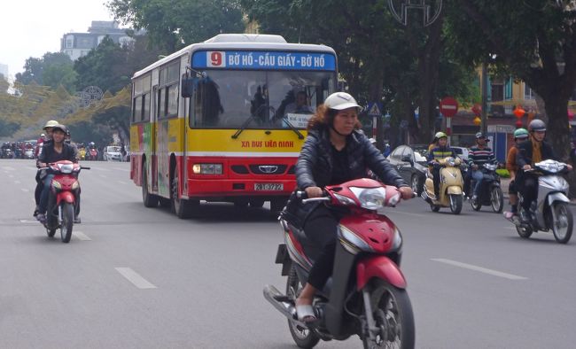 ベトナムではカメラを向ける先にかなりの確率でオートバイやスクーターの姿が入り込んできました。デジカメに写り込んでいた中から、バイク模様をピックアップしました。ハノイ編です。