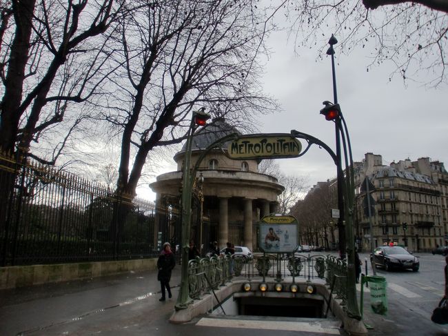 3月に入り寒さが緩んだなって感じ。パリの３大公園のひとつ（といっても三つの中では一番小さいらしい)ということなので出かけてみました。<br />しかし、結果はがっかり。<br />地下鉄２号線のMonceauを降り、出口を出るとすぐです。入り口は立派。