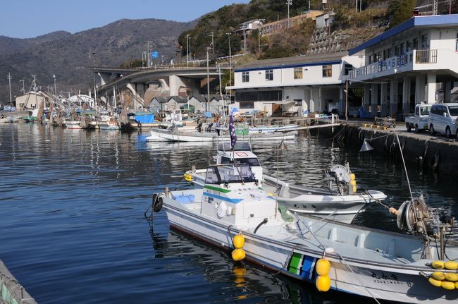 漁港を訪ねる旅を趣味としています。<br />瀬戸内海の風待ち港としても有名な　室津　を訪ねました。<br />2月の最終日、暖かな日差しに包まれて、その昔、舟人が憩いを結び、参勤交代が旅装を解いた猟師町を歩きました。<br />折しも港は、牡蠣の水揚げの真っ最中。<br />慌ただしく出入りする漁船のエンジン音も、快く心に響きました。(=^・^=)