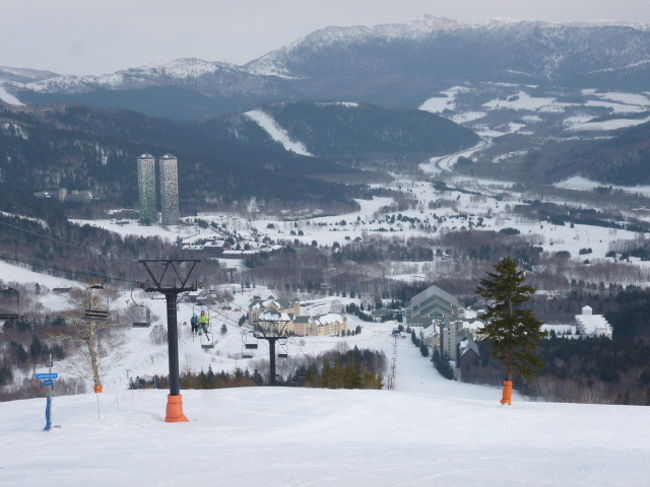 札幌〜トマム(スキー場)〜札幌<br /><br />北海道二日目は天気もよく、スキーに行きました。<br /><br />スキー場は星野リゾートトマムスキー場です。<br /><br />JR北海道の「スキップてぶらトマム」9100円を使いました。<br />往復自由席特急券+リフト券１日、+レンタルスキーもしくはスノボーが付いてきました。<br />ウェアーは別途料金がかかります。