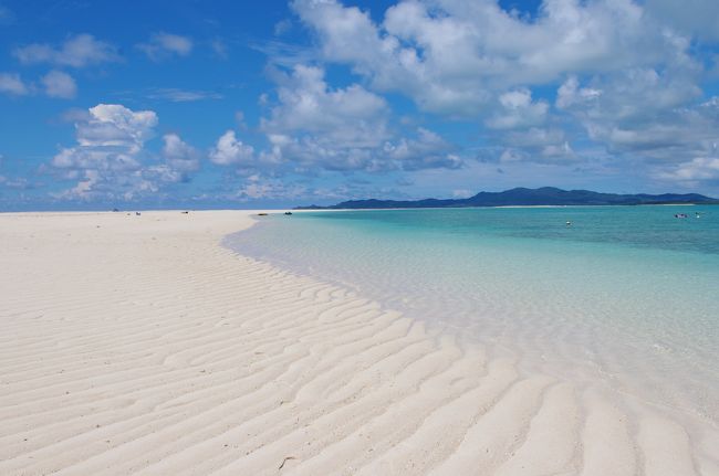 2012年の夏休み<br /><br />海外に行きたいな～と思っていたけど、<br />なんとなんと妊娠が発覚！！Σ(ﾟдﾟ;)<br /><br />今年はおとなしくしておこうと思ったけど<br />旦那さまと２人で過ごせる最後の夏休み・・・<br /><br />せっかくなので？<br />国内でもいいから二人で旅行がしたい！<br />ということで、<br />行ってきました久米島！！(((o≧▽≦)o<br /><br />なぜ久米島かというと、<br />ネットで見つけた[はての浜]に一目ぼれ♪<br /><br />４度目の沖縄訪問ですが、初めての離島<br />きれいな海に出会うため、いざしゅっぱ～～～つ♪<br /><br />3泊4日の久米島の旅です