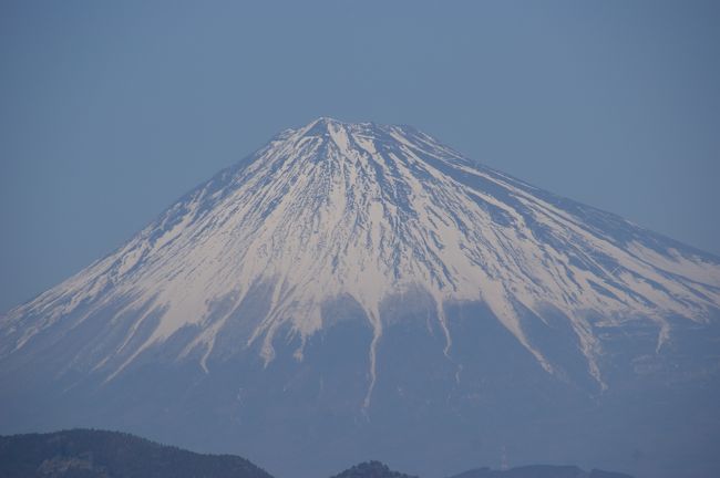 以前４トラの旅行記で、忍野八海の池の綺麗な水面を見てとっても気に入り、ぜひ行ってみたいと思っていました。忍野八海の地名もその時初めて知りました。<br />そうしたら富士山を一周するツアーがあって、ちょうど忍野八海も寄ってくれるので、このツアーに飛びつきました。富士山を見るのは冬１，２月がいいそうですが、ちょうど３月都合がついて行くことができました。<br />私もhn11さんやmorino296さんのような素晴らしい富士山の写真が撮れるでしょうか。。。カメラは一流、被写体も一流、でも残念ながら撮影者が三流です。
