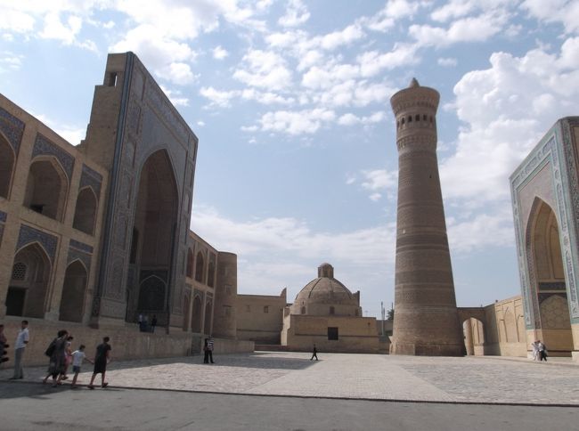 今回は、ウズベキスタンの古都ブハラ編です！<br />ブハラ歴史地区として、１９９３年に世界文化遺産に登録されました。<br />『聖なるブハラ』と呼ばれ、かつてはイスラムの文化的中心地として栄えた街です。<br />また、ウズベク人だけでなく、タジク人が４０％位、ユダヤ人も住んでいる多民族の街なんですよ〜<br />街は新市街と旧市街に分かれていて、遺跡などは主に旧市街にあります。<br />
