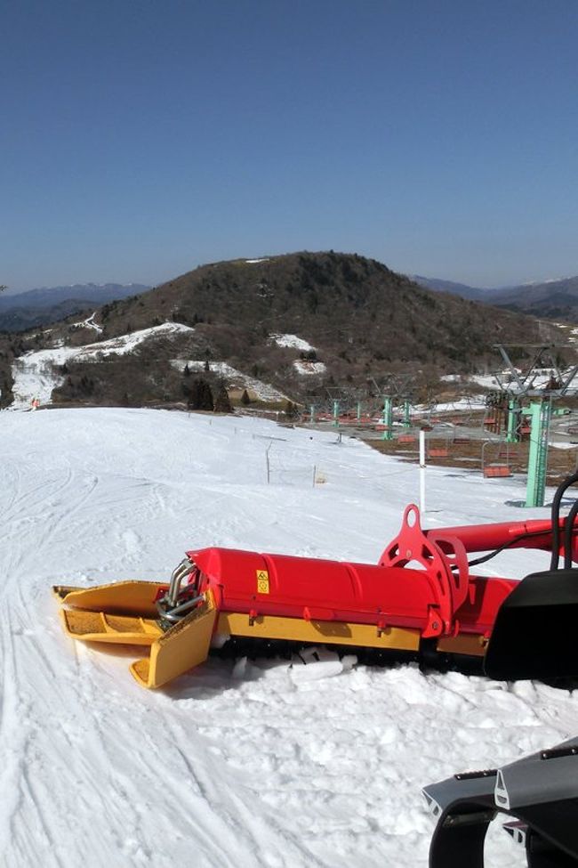 春から秋にかけてよく行く茶臼山や面の木ですが、冬は初めての訪問でした。樹氷や真っ白な雪景を期待していましたが、時期が遅かったようです。天気は雲一つない晴天で、春を思わせる汗ばむほどの陽気でした。<br /><br />写真は、ゲレンデから見る茶臼山。