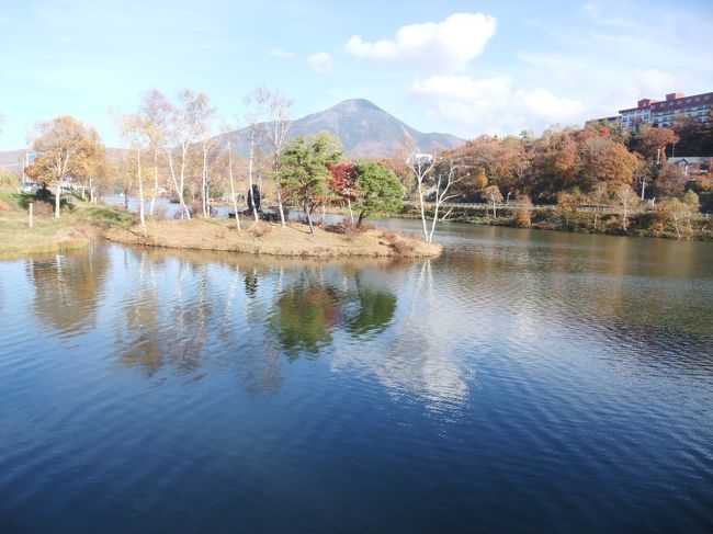 八ヶ岳大好きの私たちは、今年も10月、八ヶ岳にやってきました。10月の八ヶ岳登山は、もう20年も続いている私たち夫婦の年中行事です。<br /> 昔は、車で夜走りしてきて、そのまま山に登っていましたが、ここ何年か、1日早く来て、白樺湖畔で紅葉と天然温泉を楽しんで、八ヶ岳へは翌日のんびりと登っています。<br /> 2012年も白樺湖の紅葉を愛で、天然温泉の宿・山幸閣に1泊、温泉を堪能しました。