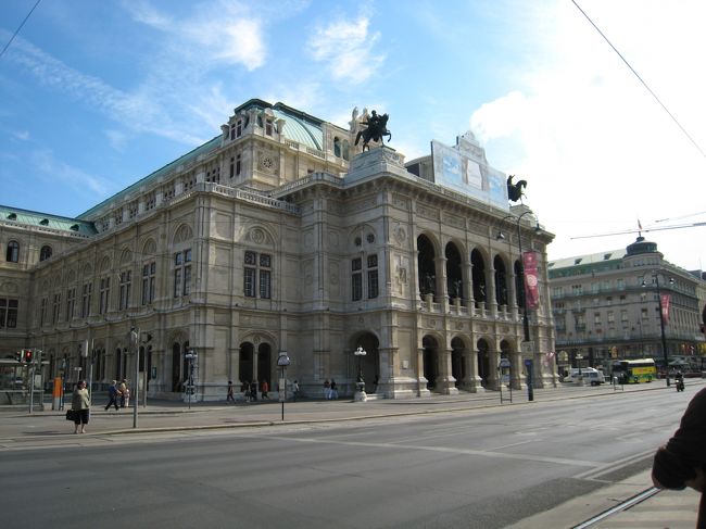 中欧3ヶ国の旅、チェコのプラハの次は、オーストリアの首都ウィーン。音楽の都という称される世界的な街です。中世の面影も残した、いかにもヨーロッパという感じの街でした。
