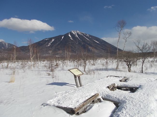 ２月１０晴天、<br />昨日の湯元散歩、中禅寺湖畔散策、2/8歩いた人のお話<br />より判断し、登山靴（ｽﾉｰｼｭｰなし）でも、戦場ヶ原を歩けると判断し、<br />　　<br />氷結した湯ノ湖を楽しんだ後、<br />冬の戦場ヶ原ハイキングを楽しみました。<br />　　<br />「森の中の静寂」、「雪の感触（雪に苦労も多々ありましたが）」、「戦場ヶ原の雄大な景色」<br />素晴らしい冬のハイキングでした。<br />　　<br />ｃｆ．写真では、のどかに見えますが、何度も雪に足をとられました、<br />　『スノーシュー』を持参するか、二本松で借りることをお勧めします。<br />湯滝から、湯川沿いのメインルートでなく、森のコースを選択したことは、<br />情報収集ミス、安全上からの明らかな誤判断でした。<br />　　<br />湯滝滝上から、車道を　→「湯滝」へ−小滝経由の予定が、冬道に入ってしまいました<br />−「森の中で雪と戯れ」→「泉門池」→「戦場ヶ原」→「赤沼バス停」　　<br />と　　<br />写真で、雪と戯れ、冬の戦場ヶ原を、歩きます。<br />