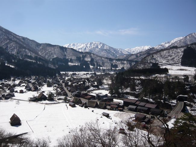 土日の天気が良さそうだったので、前夜に急遽計画して飛騨を小旅行。<br /><br />2日目は、高山から定期観光バスで世界遺産「白川郷・五箇山の合掌造り集落」を訪れました。<br /><br />＜2日目の行程＞<br />高山濃飛バスセンター8:30→9:43五箇山相倉集落10:35→11:24白川郷城山展望台/昼食12:10→12:20白川郷合掌造り民家園/荻町集落14:10→15:10高山濃飛バスセンター/高山駅16:44→