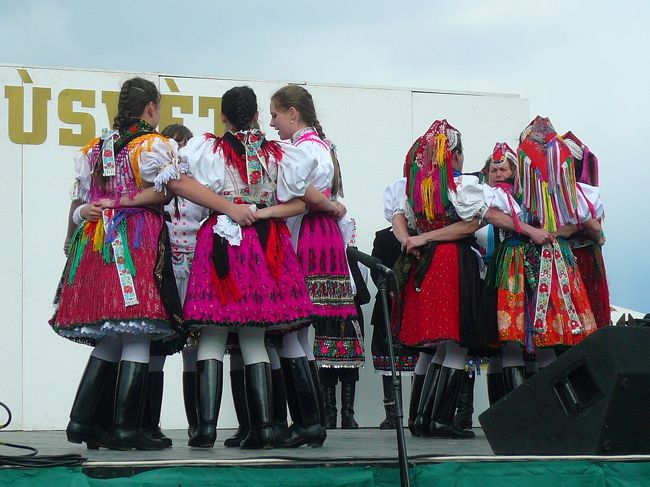 ブダペストの北東約100kmにある世界遺産の村ホッロークー。普段はひっそりしているけど、イースター・フェスティバルの時は、民族衣装を着た村の人々に出逢えるので、この機会に行ってきました。（2012年）<br /><br />その５は、いろいろな地域のグループの民族舞踊観賞の様子です。<br /><br />その５は民族舞踊だけなので、他のお祭りの様子はこちら↓<br /><br />その１ http://4travel.jp/traveler/matka-utazas/album/10674585/<br />その２ http://4travel.jp/traveler/matka-utazas/album/10675403/<br />その３ http://4travel.jp/traveler/matka-utazas/album/10676589/<br />その４ http://4travel.jp/traveler/matka-utazas/album/10677381/