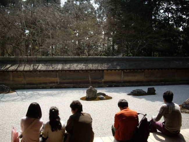 京都の世界遺産を歩きました。<br />金閣寺、竜安寺、二条城です。<br />最近始めて訪れた竜安寺、十数年ぶりの金閣寺、そして<br />初めてかもしれない二条城、40年京都に住みながらあまり機会のない京都の散策を始めてみました。<br />今後、続けていくつもりです。<br /><br />竜安寺内の西源院で湯豆腐を食べました。<br />初めての経験でした。（汗） <br />