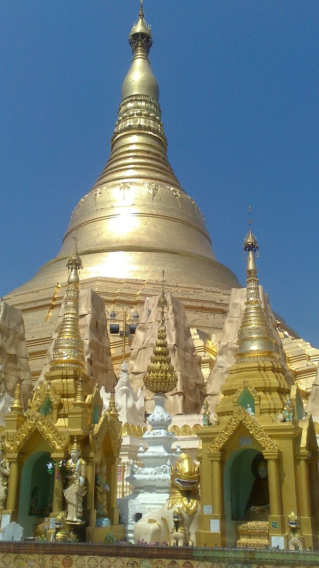 ミャンマー ヤンゴンのシュエダゴォンパヤ―に行ってきました。<br />ヤンゴン最大のパヤ―（仏塔）です。<br />門を入ると裸足にならなければなりません。<br />参道の階段を上り、パヤ―に着くと、<br />荘厳な風景が待っています。<br />数々の仏像と仏塔があり、心が引き締まります。