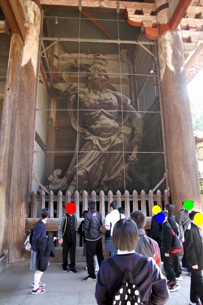 ■東大寺・片岡梅林<br />　奈良公園内にある梅林です。春日大社参道一の鳥居付近から料理旅館「江戸三」の方向に歩いていくとやがて250本ほどの梅林があります。<br />　円窓亭を取り囲むように植えられ、地名から片岡梅林と呼ばれています。<br /><br />≪春の車旅、３日目≫<br />◆東大寺／奈良県奈良市雑司町<br />◆奈良公園・片岡梅林／奈良県奈良市雑司町<br />◆馬見丘陵公園／奈良県北葛城郡河合町<br />◆道明寺／大阪府藤井寺市<br />◆播州綾部山梅林／兵庫県たつの市<br />◆帰宅<br /><br />【手記】<br />　今回は（今回もですが）過労気味の老体にムチ打って春の訪れを感じさせる梅の花を追いかけて、想い出ふかい「古都・奈良の町」を愛車を転がしてチョロチョロと動き回って来ました。<br />　今回の車旅は恒例の「想い出さがしのひとり旅」であると同時に、定年を記念しての感慨深い旅行と相成りました。<br />　東大寺・奈良公園も昔々妻と訪れたことのあるたいへん想い出ふかい地です。<br /><br />【追記】<br />　ただ今、九州一周旅行中です。<br />　ホテル内はヒマなもんで、作りかけだった奈良公園旅行記を仕上げてアップしました。<br />　春の車旅、あと２ファイル残っています。完成はいつになることやら＾＾； 