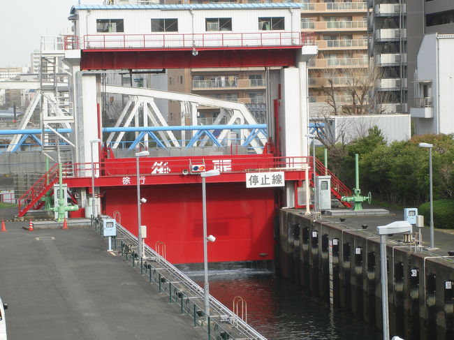 扇橋閘門は、水位が異なる河川を通行可能にした施設です。2つの水門にはさまれた閘室と呼ばれる<br />水路の水位を人工的に変動させることで船の通行が可能になります。<br />*場所　江東区猿江1丁目5番<br /><br />☆今回の旅行記には、未公開施設が含まれています。見学の有無については、当方では回答できません。