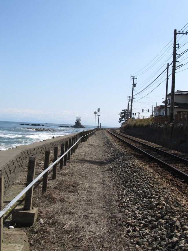 下手な写真と下手な文章を綴った旅行記であります。<br />旅の思い出のアルバム代わりのこの旅行記…。<br /><br />そんな旅行記に、お立ち寄りいただき誠にありがとうございます。<br /><br />‐‐‐‐‐‐‐‐‐‐‐‐‐‐‐‐‐‐‐‐‐‐‐‐‐‐‐‐‐‐‐‐‐‐‐‐‐‐‐‐‐‐‐‐‐‐‐‐‐‐‐‐‐‐‐‐‐‐‐<br /><br />海越しに見える立山連峰の絶景が見たくて、氷見（ひみ）へ行ってきました。<br /><br />ＪＲ氷見線、雨晴（あまはらし）駅で降りて海岸へ…<br />雨晴海岸からの風景です。