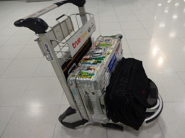タイに到着して市内へ向かうが少し入国に時間がかかってしまい、いつもならいるスタッフも早じまいしてしまったようで別の宿に宿泊したのだがこれが何か事の始まりだったのかも知れない。<br /><br />それが後になって気が付くのは帰国後の話だが…<br /><br />バンコクに宿泊した後にパタヤでゴルフを2日楽しんだのちバンコクに戻り翌朝のフライトに搭乗するためにタクシーに乗車するのだが…<br /><br />このタクシーが高速道路上でエンジントラブルで止まってしまい…時間だけは無情にも過ぎていく…<br /><br />果たして搭乗に間に合うのか…?