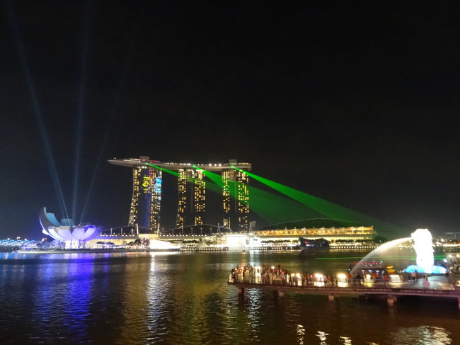 ●シンガポール旅行1日目<br />・成田からシンガポールへ<br />・ホテル<br />・マカンストラ・グラットンズ・ベイで夕食<br />・マーライオンパーク<br />・マリーナベイサンズのレーザーショー<br /><br /><br />-- 旅の紹介 --------------------------------------------<br />「2月にシンガポール行かない?」と誘われフラッと行ってきました!<br />シンガポールは約5年ぶり!<br />前回よりも開発は進んでいたけれど、まだまだ工事中のところもあり、<br />どこまで進化するんだ~~って感じた旅行でした。<br />ご飯がとにかくおいしくて、胃袋が5個くらいほしかった~(T△T)<br />