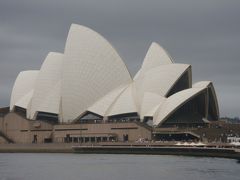 シドニー１０日間(３日目、世界遺産オペラハウス内部と船から見たオペラハウス）