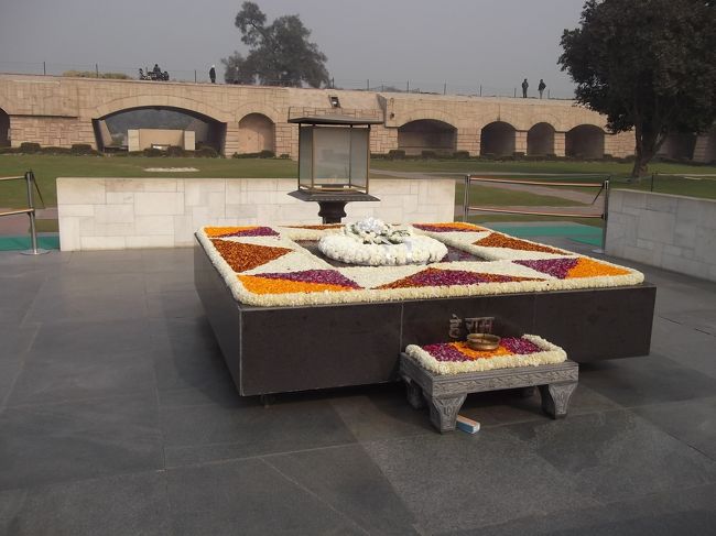 インドの旅・最終日は、インド独立の父・マハトマ・ガンディーにゆかりのある場所を訪れてみました。<br />ガンディーの偉大さを知るとともに、歴史の重さを感じる１日となりました。<br />ラージガートおよびガンディー博物館（Gandhi Memorial Museum）は、必見です。<br /><br /><br /><br />12/28 成田→上海<br />12/29 上海→デリー<br />12/30 デリー<br />12/31 デリー→アグラ<br />1/1 アグラ→ジャイプール<br />1/2 ジャイプール<br />1/3 ジャイプール→デリー<br />1/4 デリー<br />1/5 デリー→上海<br />1/6 上海→成田<br />