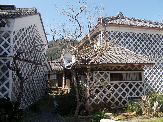 伊豆の　温泉地・・・には、　<br />「たま〜！に　来る」　私・・・ですが、<br />伊豆・・・って、　（下田には　「黒船来航の　歴史」は　あれども）、<br />『　歴史散策・・・を　しながら、　（特長ある）　家々！を　巡れる！町　』　が、「実・・・は　少ない」と　感じていた。<br /><br />駿河湾・・・に　面し、　伊豆半島の　先端・・・に　程近い　<br />小さな　港町　ーーー　「西伊豆・松崎町」。<br />此処は、　江戸・明治時代・・・、　<br />江戸・大坂間を　行き来する！　帆船（廻船）の『　風待ち湊　』で　あった。<br /><br />「廻船　が　もたらす！　人々・・・の　往来。と、町の　繁栄」。<br />松崎町は、　お金の　掛かる・・・『　なまこ壁　』　の　家々！が　次々・・・と　建築され、<br />今・・・も　『　なまこ壁！の　ある・・・町　』。　として、<br />往時・・・の　面影！を　見ること。が　出来る。　<br />ーーーーーーーーーーーーーー<br />もう　ひとつ・・・、　<br />「松崎町・・・で　忘れては　いけない」のが、　<br />私が　大好き！な　漆喰彫刻・・・の　『　鏝絵　』　だ。<br /><br />江戸時代後期、　ココ！　松崎・・・で　生まれた！　<br />左官屋　『　伊豆の　長八　』（入江　長八　１８１５年生まれ）　は、<br />「左官・漆喰の　建築物・・・の　壁！に　見事！な　鏝絵を　描くことが　出来る！　名人」として、日本全国・・・を　飛び回った。<br />そして、　年老いた・・・晩年。は、<br />「漆喰の　建物！の　壁画」から　「漆喰！の　絵画」に　変えて、<br />素晴らしい〜　「漆喰・鏝絵　芸術」を　残している。<br /><br />そんな・・・「長八の　遺産！芸術・・・の　鏝絵」は、<br />現在、　松崎町・・・の　観光施設　『　伊豆の長八　美術館　』　（入場料　５００円）　に　集められ、　誰でも・・・気軽に　見ること！が　出来る。<br /><br />更に　往時・・・の　『　なまこ壁　』　の　名家！・・・の　蔵　や　家屋。には、<br />「長八作！の　鏝絵芸術・・・が　遺産！として、　残されていること」も　多く、<br />尚更・・・「西伊豆　松崎町！での　歴史散策」を　楽しくしてる。と　云う・・・　ワケ！だ。<br />ーーーーーーーーーーーーーーーーー<br />ーーー　何年も　前！から　ず〜〜っと、　来たかった　「松崎町」に　<br />今回・・・　初めて！来るコトが、　出来ました。　（♪）<br /><br />私の　誕生日！の　翌日に　出発する！<br />バースディ・プレゼント・・・でも　ある　「西伊豆の　温泉！ドライブ旅行」では、<br />伊豆・堂ヶ島温泉　の　和風リゾート・ホテル　『　ニュー　銀水　』　に　一泊し、　春旅！を　楽しみます。<br /><br />「伊豆の　松島」とも　云われる　『　三四郎島　』　が　目の前・・・の『　ニュー　銀水　』　は、　<br />人気・・・の　高級旅館！　伊豆・東海岸　『　稲取　銀水荘　』　の　姉妹店。なのが　良く・・・解る　「行き届いた！　サービスの　お宿」でした。　<br /><br />そうそう・・・、<br />最近・・・「最終回」を　迎えた！　テレビドラマ　（ＴＢＳ）　『　とんび　』　も、　此処・・・「松崎町」が　ロケ地！。<br />「思い出・・・の　名シーン！が　町歩き・・・の　中。　発見！出来る」のも　また、　乙・・・な　モノ。。。　（♪）<br /><br />春風・・・に　誘われて、<br />「伊豆の　小さな・・・港町！　松崎町」　を　ブラーリ旅。。。<br /><br />「なまこ壁。　鏝絵。　ドラマ『　とんび　』の　ロケ地」・・・の、<br />「三つ　の　見方」・・・で　<br />この　町！を　歩いてみる。と　しましょう。　