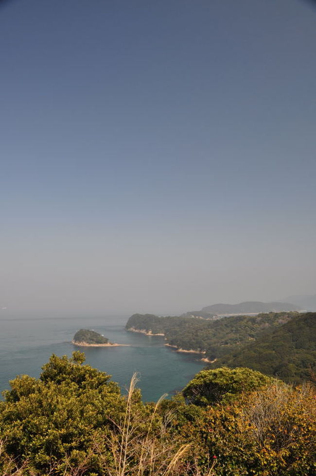 とうとうやってきました。島旅の季節が<br />週間天気予報を見て、温かくなるとの予報のもと、和歌山の友ケ島を目指しました。<br />前日には、和歌山といったら温泉に入らなければと白浜に前泊。<br />そして、友ケ島を目指すべく、加太港へ<br /><br />この島には明治時代に陸軍により建設された砲台の跡地が残されています。<br />島には人は住んでいませんが、砲台跡を見学される方や、夏には磯遊びやキャンプする人など多くのお客さんが訪れる島みたいです。