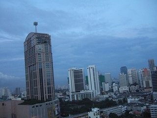 私だけの記憶　朝空０６１１０５～１０１１２９　６時前後<br />写真は０８０５０２－０５５２．金曜。スクンビット通り偶数側。<br />スクンビット通りソイ３９のアパートから見える空の数々。ソイ３９は渋滞がひどい。だからタクシーには乗車拒否が多い。<br />ソイ３９は停電が多い。雷の後では他のアパートには電気が灯るのに。ソイ３９は明かりがついてない。こんなことが多い。<br />アパートのシャワーはよく故障する。湯にならず水が出てくる。その度に電話する。やがて修理してくれる。お湯が出るようになる。だけどまたすぐ湯が出なくなる。タイでは普通だから何度でもその度に電話すればいいとフリー誌に書いてある。<br />エアコンをクリーニングするとかで来た人はバケツも雑巾も持たず。エアコンの機械から水を流した。私があわてて拭き掃除する。こんな事態を想定できていないようです。すぐ上の階の改修工事では天井から水が漏れて来た。ちょちょっと天井のシミを塗り替えて終わり。天井裏はどうなのかなぁ。<br />アパートは西向きの窓だから、夕方の長い時間かけて日が沈むのを、そして月が沈むのを楽しみました。東向きではあっという間に日が昇りますから西側で良かったのだと思います。だいたいあそこの場所にはまた同じような雲がわくのですよね。