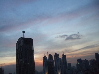 私だけの記憶　夕空０８１１２２－０８１２２４　１７時半染まる雲