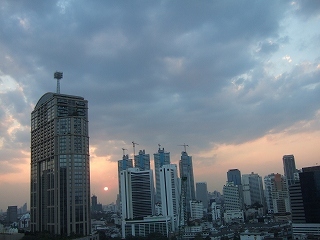 私だけの記憶　夕空０９０１０５～０９１２２２　１７－１８時雲からもれる日差し<br />写真は０９０１０５－１７４８．月曜。スクンビット通り偶数側。<br />アパートは西向きの窓だから、夕方の長い時間かけて日が沈むのを、そして月が沈むのを楽しみました。東向きではあっという間に日が昇りますから西側で良かったのだと思います。だいたいあそこの場所にはまた同じような雲がわくのですよね。