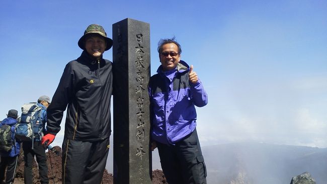 念願の親子富士登山・・・62と40歳<br /><br />39歳の息子に富士登山を誘われたのは去年の暮れ！<br /><br />親父は息子のおんぶになってはいけないと！？<br /><br />親父はこの日まで必死に体を鍛えた！・・・<br /><br />結果・・・楽しい親子富士登山を満喫できた！<br /><br />親として・・・こんなに嬉しいことは・・・さいこぉ〜〜〜っ！<br /><br />次は親子三代かな？<br /><br /><br /><br />