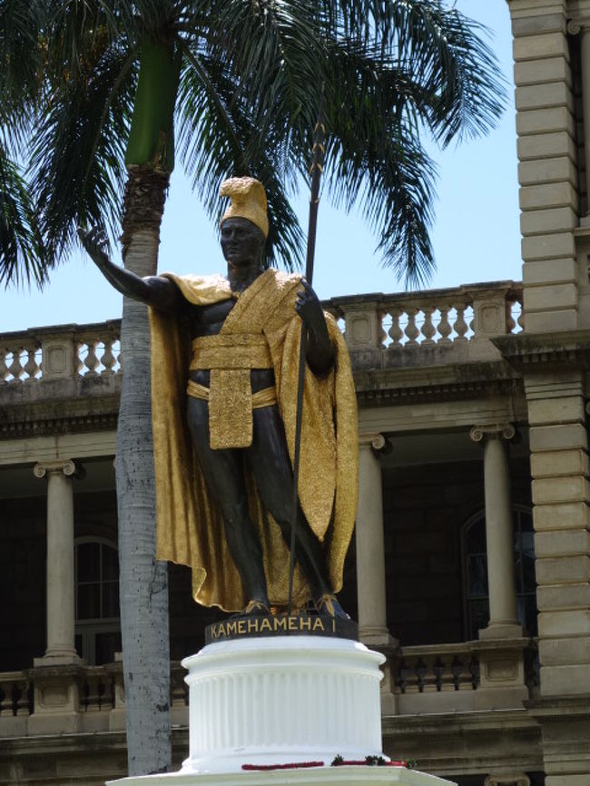 ホノルルのダウンタウンのはずれにイオニア宮殿とカメハメハ大王の立像があります。ハワイはそれほど大きくはない島々で構成されていますが，その土地固有の深い歴史が刻まれているようです。