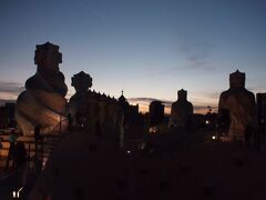 《年末年始の旅　2012-2013　バルセロナ＆イスタンブール》12月31日〈8〉　カサ・ミラ「ラ・ペドレラ」からの夕暮れ