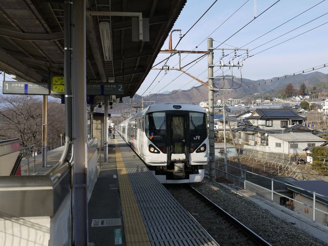 通学、通勤と長い間お世話になっているJR新宿駅。<br />ずっと気になっていた存在がありました。<br /><br />それは９‐１０番ホームから出発する「特急かいじ」<br /><br />満員電車の山手線から、たまに見かけるのどかな特急に、うらやましく、そして不思議な好奇心を感じていました。<br /><br />日常のすぐとなりにあった非日常の、特急かいじ。<br />憧れの特急に乗って、穏やかな時間が流れる勝沼に小旅行に行ってきました。<br /><br />