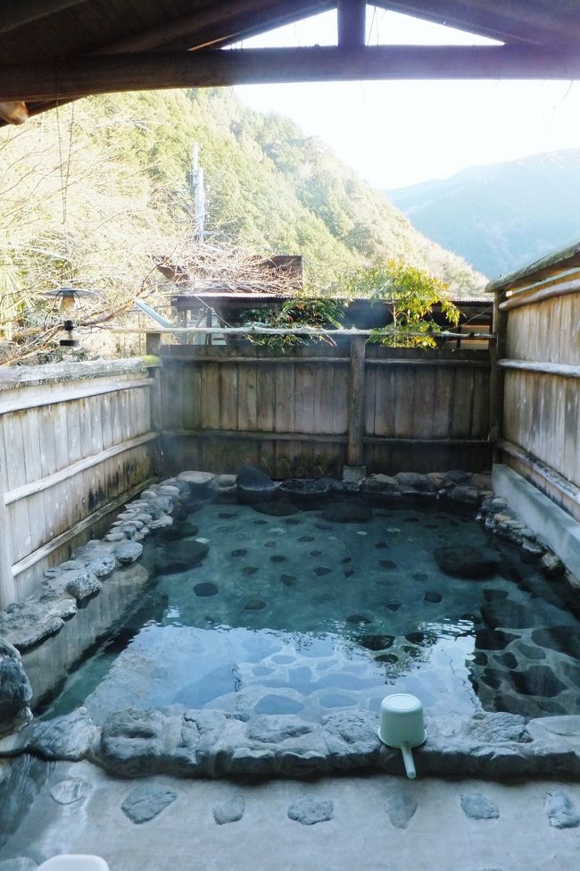 2日目のお宿は十津川温泉郷のひとつ上湯温泉にある神湯荘<br /><br />秘湯を守る会にも加盟されているお宿ですが<br /><br />スタンプ押印プランは割高なため今回はじゃらんに出ていた<br /><br />お得なプランで申し込みました。<br /><br />2食付き@9000円+入湯税150円=9150円<br /><br />この料金で部屋がトイレ付きの本館は最安値かな?<br /><br />でもいろいろ思うところがあった宿泊で<br /><br />お宿に関してはかなり辛口となっています(><)<br /><br /><br />最終日は湯泉地温泉の公衆浴場 滝の湯に立ち寄り湯して<br /><br />帰路に着いたけど、行きの田辺からの道路同様クネクネの道で<br /><br />五條に着くころには助手席の私でさえヘロヘロに〜(^^;<br /><br />紀伊半島南部の高速道路早期開通を願わずにはいられません。<br /><br />神湯荘HP<br />http://kamiyusou.jp/<br /><br />HPは暫く更新されていませんのでご注意ください<br />また河原の露天風呂は豪雨災害で流されたため今はありません<br />その場所は現時点もまだ危険地域となっている為立ち入りも禁止とのことでした