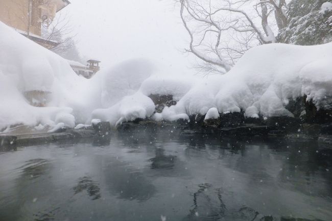 ２日目のお宿は上高地の玄関口にある　中の湯温泉旅館<br /><br />こちら標高1500ｍの地にあるのでまわりは雪！雪！雪！<br /><br />おかげでたっぷり雪見風呂を楽しめました♪<br /><br />１泊目のお宿同様イン１３時〜アウト１０時の２１時間滞在でき<br /><br />今回は３連休だけあって満室か、それに近かったと思うけど<br /><br />温泉は時間帯を選んだのでのんびり入れました♪<br /><br />温泉より上高地が目的で滞在されてる方のほうが多そうでしたしね。<br /><br />唯一の後悔は卜伝の湯に入りに行かなかったこと〜<br /><br /><br />予約は秘湯の会のスタンプを貰うためにＨＰからしました。<br />１泊２食付き＠10,550円＋150円（入湯税）＝10,700円<br /><br />中の湯温泉旅館<br />http://www.nakanoyu-onsen.jp/<br /><br />