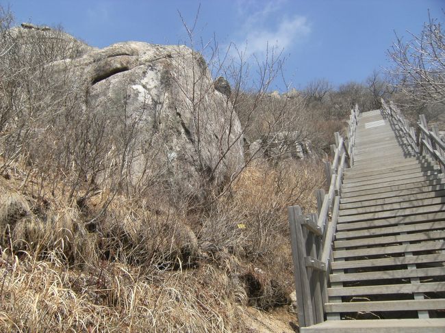 今回の韓国旅行のハイライトは金井山ハイキング。フェリ-で到着し、地下鉄釜山駅に不要な荷物を残し、地下鉄/バスで梵魚寺に行く。地下鉄駅から地上に出るとそこは登山客に埋め尽くされ、韓国の登山ブ-ムの凄まじさにいささか驚いた。バスは立ち客でぎっしりで、当然、次のバスにした。軽い登山と思い込んでいたが、自分の年齢、耐力の衰えを痛感させられた一日であった。