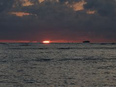 ワイキキの浜辺に太陽が沈む。今夜でハワイとお別れです。