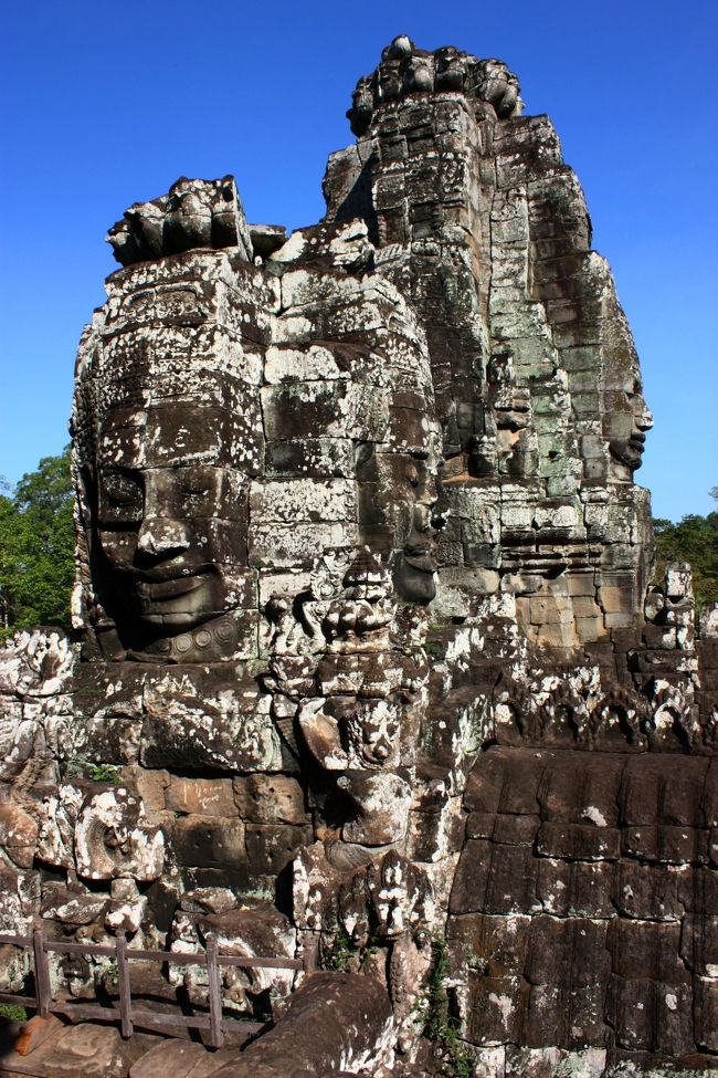 旅行4日目、アンコールトム編。<br />今日も同じトゥクトゥクドライバーに、アンコール・トムを含む、大回りコースをお願いしていたので、朝イチから出陣♪<br />大渋滞の南大門を抜けたらドライバーと待ち合わせ場所を決めて、アンコール・トムの観光がスタート。迷路のように入り組んだバイヨン遺跡の中を彷徨いながら、クメールの微笑みを探す。